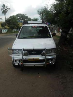 Chevrolet Tavera car Color white