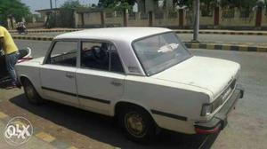 Am selling my pal old car it's rening candition