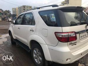 White Fortuner 4x4 Mt Diesel cc with VIP number