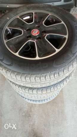 Renault Duster petrol tyres & alloys75 Kms  year
