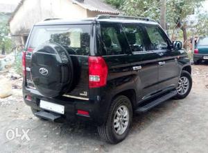 Mahindra TUV 300 T8 AMT Neat and clean the car